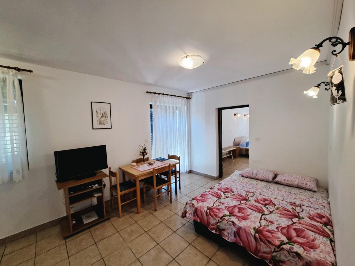 Apartments 1000 Flowers Стари Град Екстериор снимка